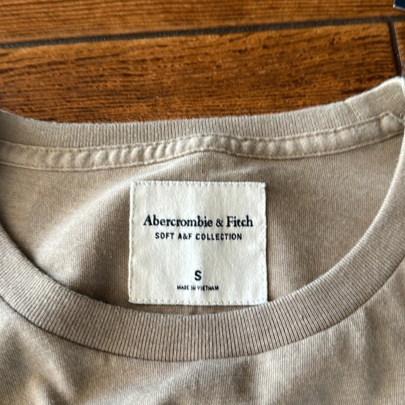 Abercrombie & Fitch Men’s Beige LongSleeves Round Neck with Logo on Sleeves - Picture 3 of 5